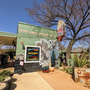 it has two windows to order from, one in front and one in back