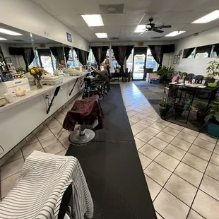 The shop is attractive and well-kept. I enjoy it here.