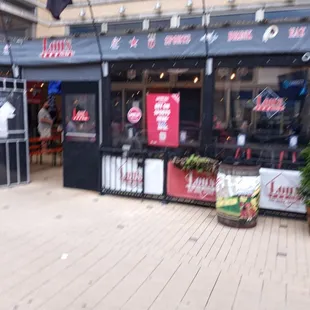 the outside of the restaurant