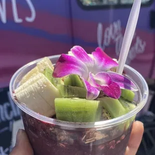 Love Acai Bowl with kiwi no strawberries