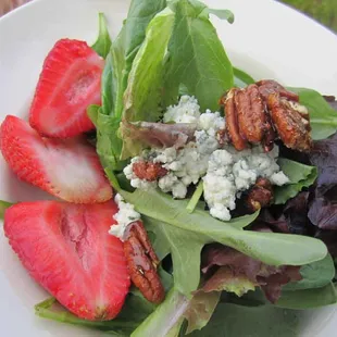 Fresh! Salad  Pear/Strawberry Caramel nuts &amp; Blue