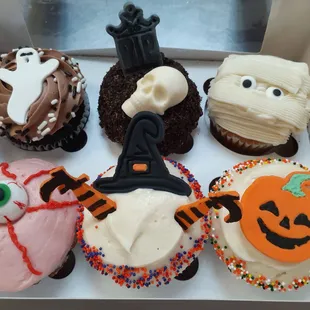 Halloween "Six Pack" of spooky cupcakes.