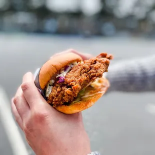 Hot Chicken Sandwich (Level 3) | IG @smn.eats