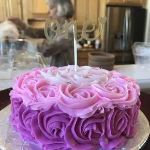 Love Cakes made my daughters first birthday smash cake and did an awesome job! They also had gorgeous cakes set up in their shop.