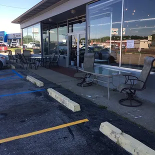 the outside of a coffee shop