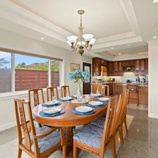 Dining area with seating for 8 Guests (Hale Mauka Estate)