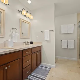 3rd floor master bathroom (Hale Mauka Estate)