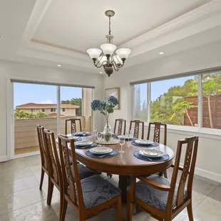 Dining area with seating for 8 Guests (Hale Mauka Estate)
