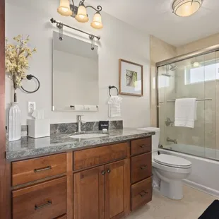 3rd floor Guest bathroom (Hale Mauka Estate)