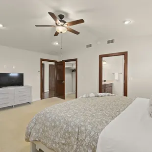 3rd floor master bedroom with king bed (Hale Mauka Estate)