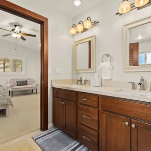 3rd floor master bathroom (Hale Mauka Estate)