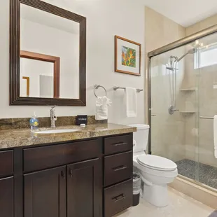 Guest bathroom (Hale Mauka Estate)