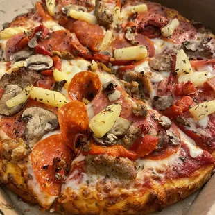 La Pizza Combo (sub olives for pineapple) (IG: @evsn_eats)