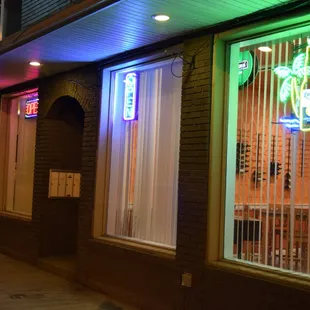 a view in from the outside before the night rush.