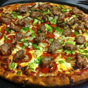 deluxe pizza: pepperoni, green peppers, onions, mushrooms, sausage