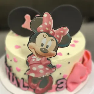 a minnie mouse cake