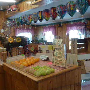Lovely&apos;s Farm Market
