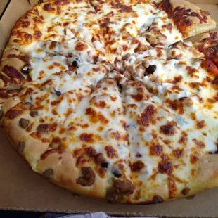 Perfect FriYAY dinner!! Godfathers combo pizza!