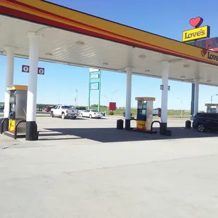 Lots of space to pull in and out with a boat or trailer