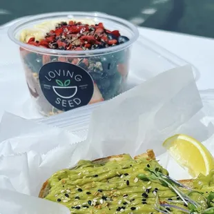 Açaí bowl &amp; avocado toast