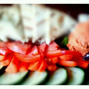 Hummus and veggie plate