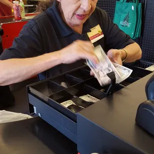 Quickest cashier this side of Lomas! ;)