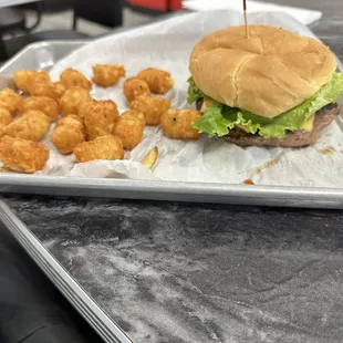 Cheeseburger w/ tots