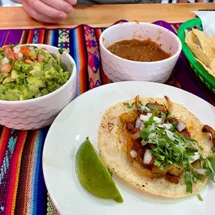 Guacamole, chips and salsa, Al pastor taco