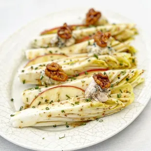 SALADE D&apos;ENDIVES ET FOURME D&apos;AMBERT Salad of Endives, Fourme d&apos;Ambert and Caramelized Walnuys