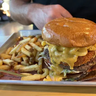 Burger with queso, Mac and cheese and onion ring