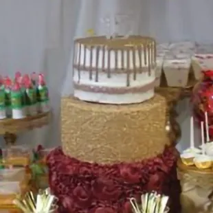 The pictures doesn't do the cake justice. Looks cleaner &amp; beautiful  in person.