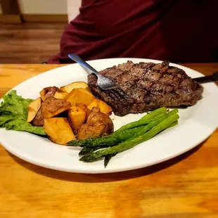 17 oz rib eye steam with asparagus and potatoes.