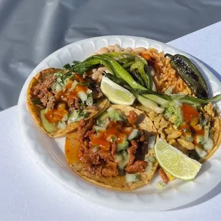 Tacos, rice and beans, cebollitas, jalapeños and limes. Que mas quieres weyyyyyyyy