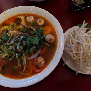 Tom Yum Pho
