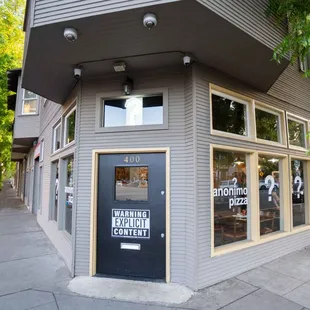the outside of a restaurant