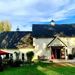 Wonderful grounds at this orchard with lots of activities fir the whole family