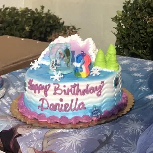 Frozen vanilla cake with strawberries