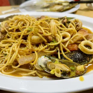 a plate of pasta with clams
