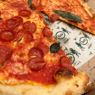 Great logo and pizza presentation