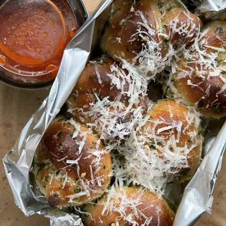 6 Garlic Knots