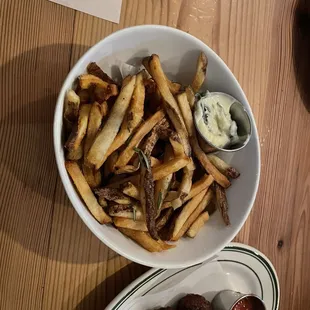 Fries with rosemary aioli
