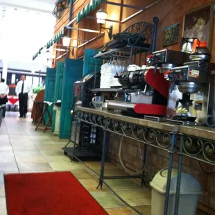 Open seating in the general mall area, think sophisticated food court.