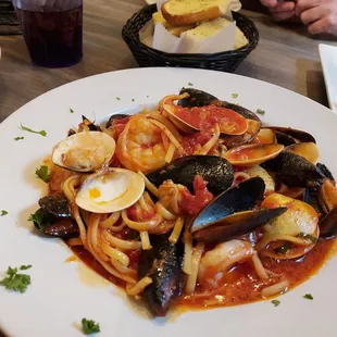 a plate of pasta and clams