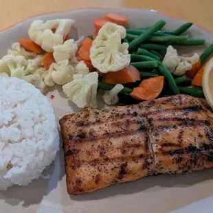 Grilled salmon with rice and veggies