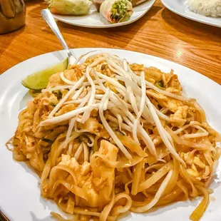 Pad Thai with chicken- spring rolls