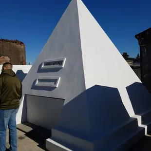 Nicolas Cage&apos;s tomb