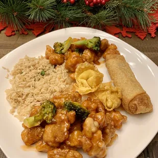 Christmas dinner! Orange chicken and honey chicken???(I ordered General Tso's) With egg roll, crab Rangoon's, and fried rice.
