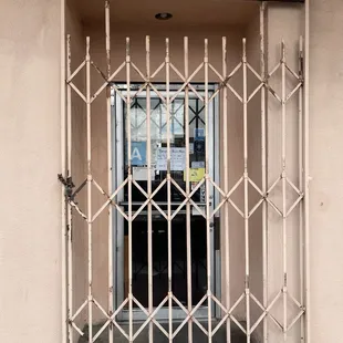 closed on monday when it says its supposed to be open