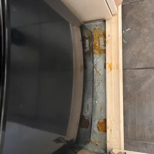 Rat dragged the sauce around the refrigerator