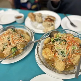 Had fried and rice noodle veg and veg potstickers.. very tasty. Even the non vegetarian people were happy. Large portions and good service.